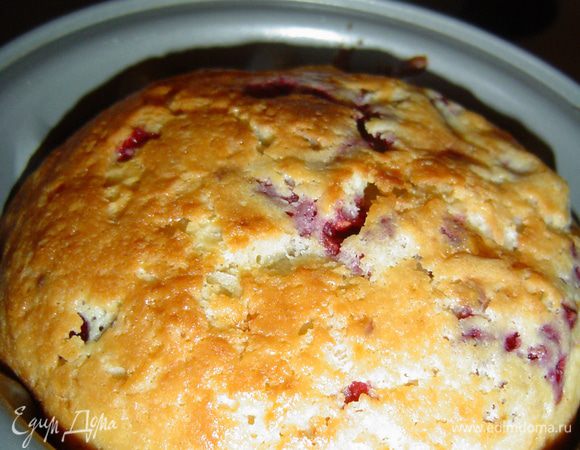 Выпекаем при температуре 200-220 градусов 30-40 минут. Готовность проверяем деревянной палочкой. Украшаем ягодами малины и смородины.