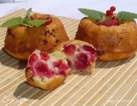 А теперь пришло время насладиться нежными маффинами . Приятного аппетита!