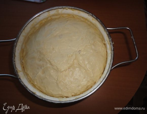 Из указанных компонентов замесить дрожжевое тесто и поставить на 40 минут в холодильник.