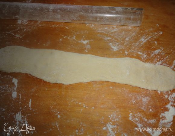 Раскатать тесто в длинную полоску.