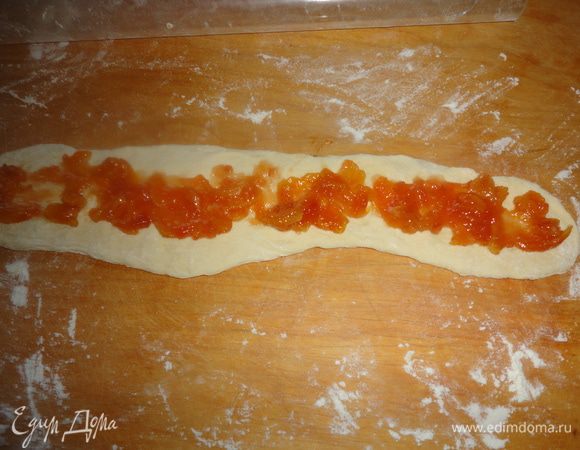 Выложить начинку на полоску теста. Защипить края.
