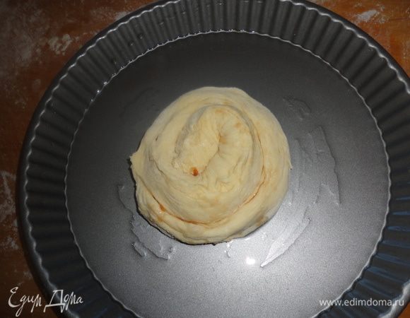 Свернуть жгутом и выложить в центре формы.