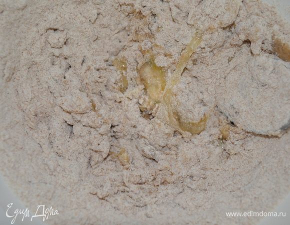 добавить муку и соль и начать замешивать тесто. По необходимости добавляем ледяную воду - должно получится эластичное и плотное тесто. 