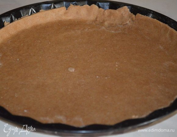 тесто раскатать в очень тонкий пласт и перенести в смазанную растительным масло форму (у меня  обычная 28 см неразъемная). Сделать небольшие бортики