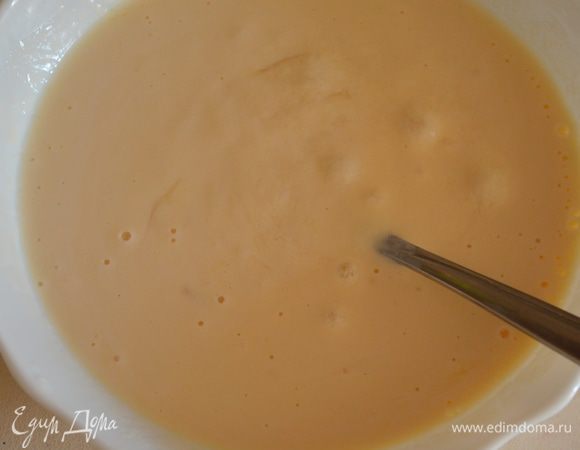 Сделать заливку: для этого вилочкой взбить сметану с яйцами. Посолить и поперчить. 