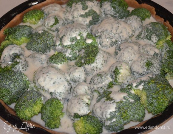 Аккуратно залить брокколи этой смесью