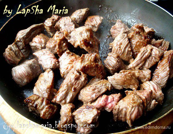 Обжарить мясо на сковороде до румяной корочки и выложить их в миску.