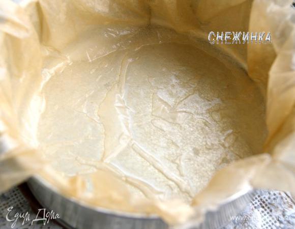 Подготовим форму, смазав ее сливочным маслом. У меня небольшая, диаметром 15 см и не разъемная. Так как я предполагала достать пирог из формы, предварительно выстелила ее бумагой для выпечки и смазала маслом. 