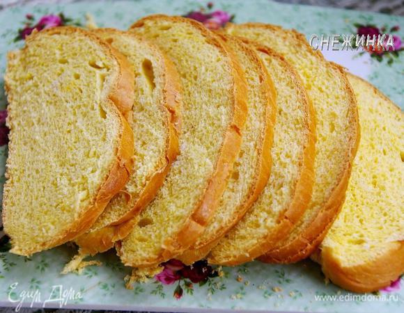 Белый хлеб нарезаем как можно тоньше. У меня он с добавлением каротина, поэтому желтенький))