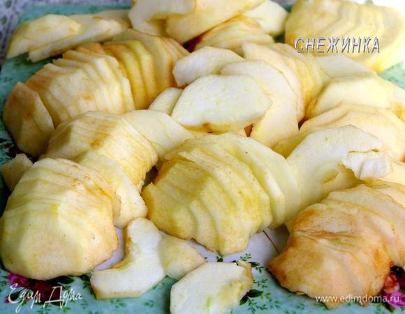Яблоки очищаем от кожи и семян. Нарезаем тонкими дольками.