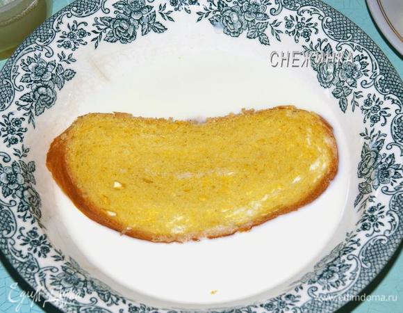 Наливаем в миску сливки (молоко). Теперь укладываем все продукты слоями. Вначале быстро окунаем кусочки хлеба в сливки (молоко).