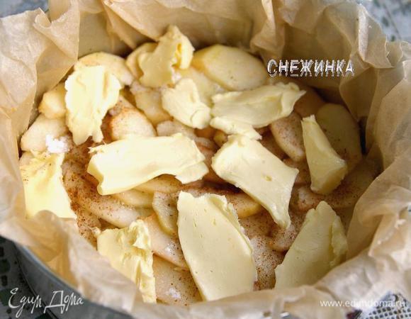 На хлеб кладем плотно дольки яблок. Присыпаем третьей частью сахарной пудры и корицы. Сверху – кусочки сливочного масла.