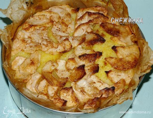 Выпекаем в духовке при 190С 50-60 минут, чтобы яблоки сверху зазолотились.