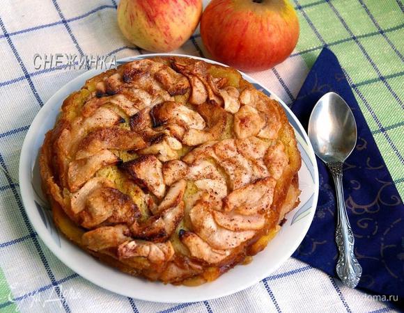 Можно вынуть из формы, можно оставить в форме. Можно присыпать сахарной пудрой, но яблоки так красиво зазолотились, что было бы неправильно их прятать))