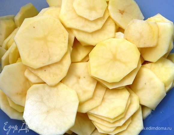 Картофель нарезать тонкими колечками.