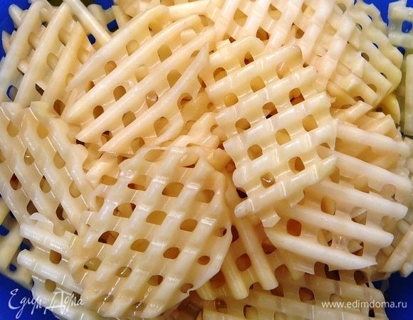 часть картофеля нарезать при помощи фигурной терки 