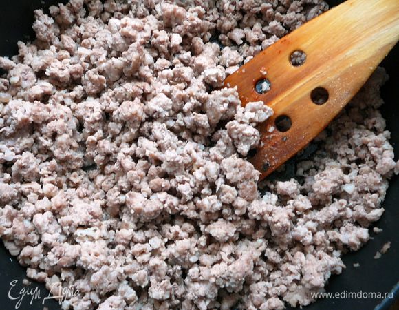 лук и чеснок мелко порубить и обжарить на оливковом масле, добавить фарш и обжаривать еще 5-7 минут.
