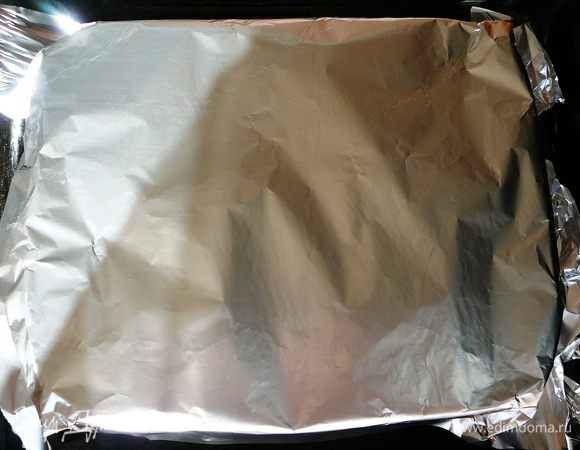 Каждый слой немного посолить, поперчить   и полить сливками. Накрыть фольгой и запекать 30 минут.
