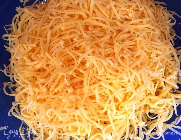 сыр натереть на мелкой терке.