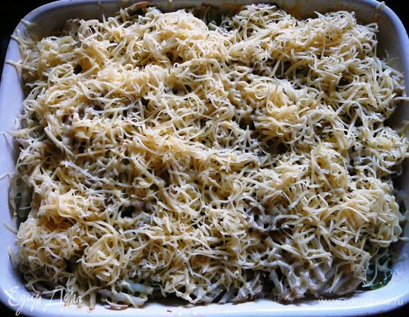 Фольгу убрать, посыпать сыром и запекать, пока сыр не расплавится и не станет золотистого цвета. Готовую запеканку посыпать листиками тимьяна. По желанию украсить любой зеленью.