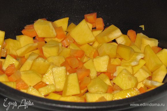 Тыкву и морковь очистить, порезать небольшими кубиками и тушить в кастрюле в 1 ст. л. растопленного сливочного масла на среднем огне, 10 минут.