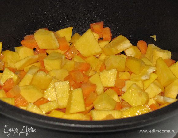 Тыкву и морковь очистить, порезать небольшими кубиками и тушить в кастрюле в 1 ст. л. растопленного сливочного масла на среднем огне, 10 минут.