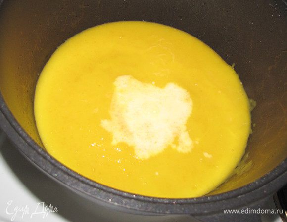 Добавить сливки, соль и прец. Прогреть до нужной температуры. Снять с огня. Добавить в суп бекон и орехи, перемешать и разлить по тарелкам. Приятного аппетита!  