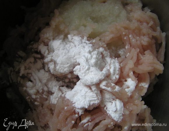 Филе индейки пропустить через мясорубку вместе с луком, добавить крахмал, соль и молотый перец. Перемешать.