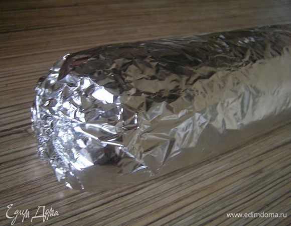 Аккуратно завернуть в рулет. Положить в форму для запекания и на 1/3 высоты рулета заполнить водой.