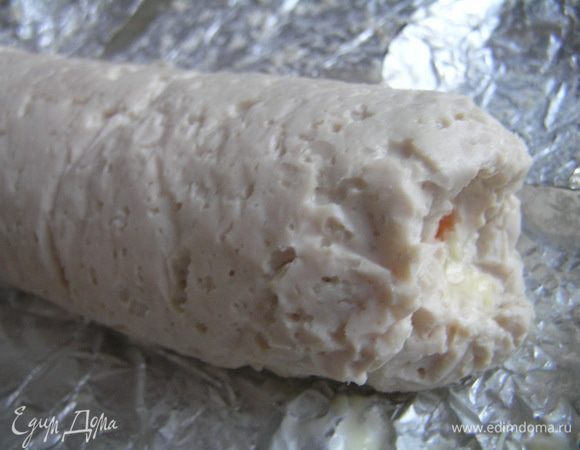 Выпекать при 200*С 15 минут, затем снизить температуру до 180*С и запекать еще около 30 минут. Дать немного остыть в фольге, затем аккуратно развернуть рулет,