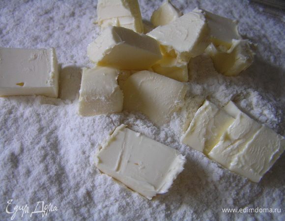 Сливочное масло порубить с мукой,
