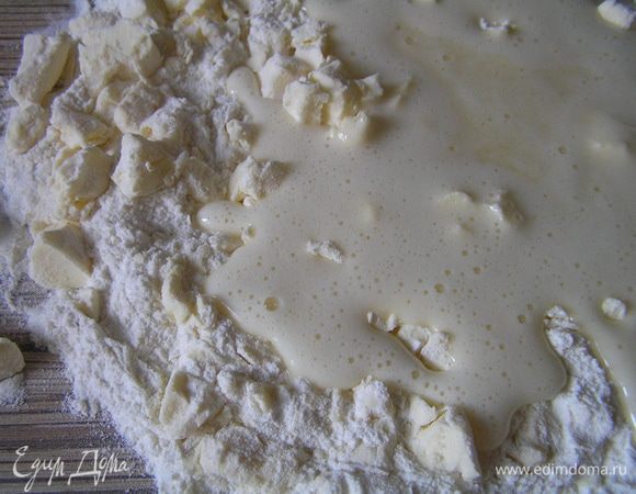 влить взбитое яйцо с сахаром и солью, 