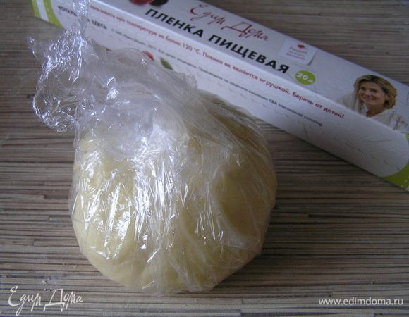 замесить тесто (если нужно, добавить еще муки), скатать в шар, завернуть в пищевую пленку и убрать в холодильник на 30 минут.