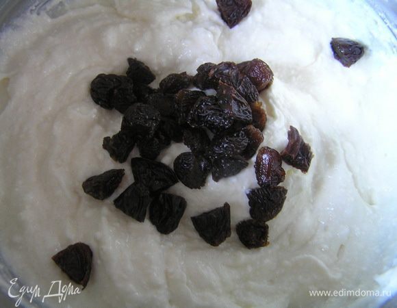 А пока приготовить начинку. Творог растереть с сахаром, добавить яйцо и соль, перемешать, всыпать изюм (предварительно замоченный в коньяке, но это для взрослых), перемешать.