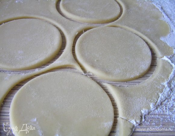 Тесто раскатать, вырезать кружки диаметром 10 см,