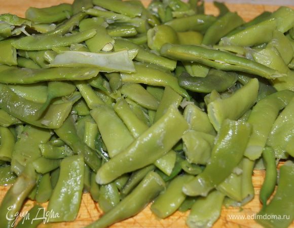 В кипящую подсоленную воду бросаем фасоль на 3-5 мин. Вынимаем и режем кусочками.