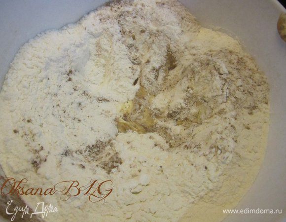 Бисквит. Все ингредиенты поместить в посуду, в самом конце добавлять сухие составляющие, муку, какао. 