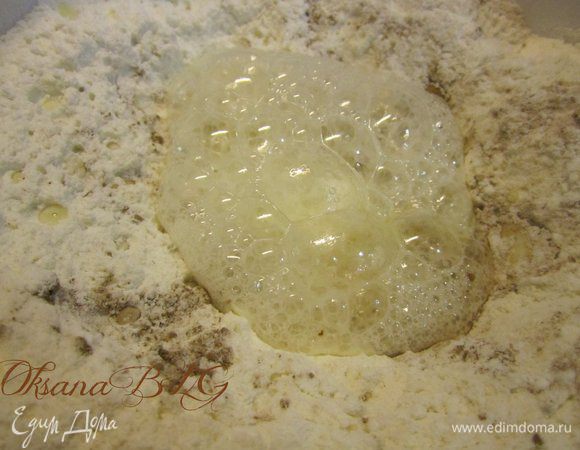 Сделать небольшое углубление, всыпать соду, погасить уксусом или лимонным соком.