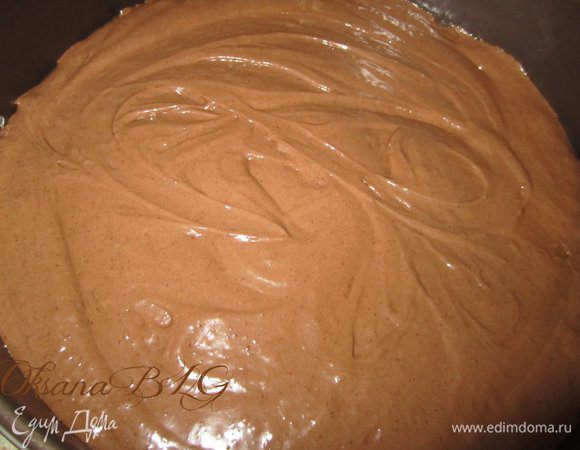 Форму застелить пергаментной бумагой. Вылить 1/2 часть теста. Вторую часть оставляем для приготовления второго бисквита, тесто спокойно стоит 30 минут и не упадет, с него получится такой же воздушный и рыхлий бисквит.