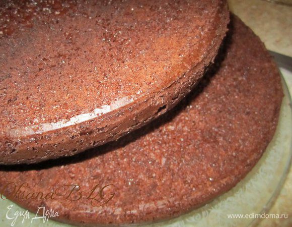 Бисквиты охладить, каждый разрезать на 2 коржа.