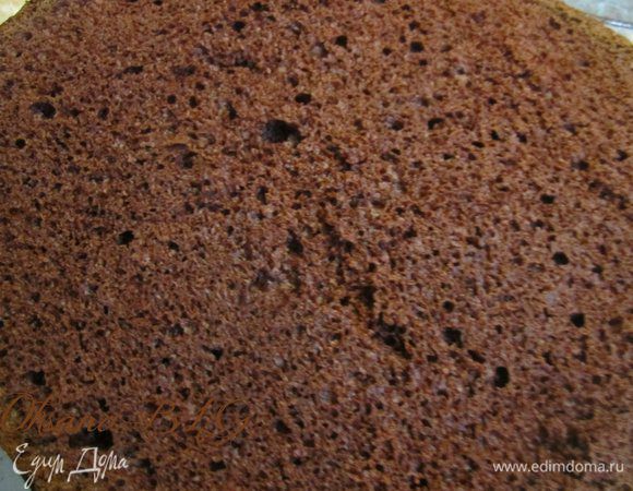 Коржи пропитать сахарным сиропом. Для сиропа воду, сахар перемешать, варить 10 минут на низком огне, снять с огня, по желанию добавить коньяк или ликер, охладить, пропитать коржи.