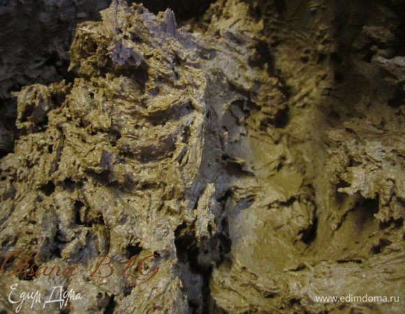 Приготовить ганаш. Сливки довести до кипения, добавить шоколад, снять с огня, перемешать до растворения шоколада. Охладить, взбить.