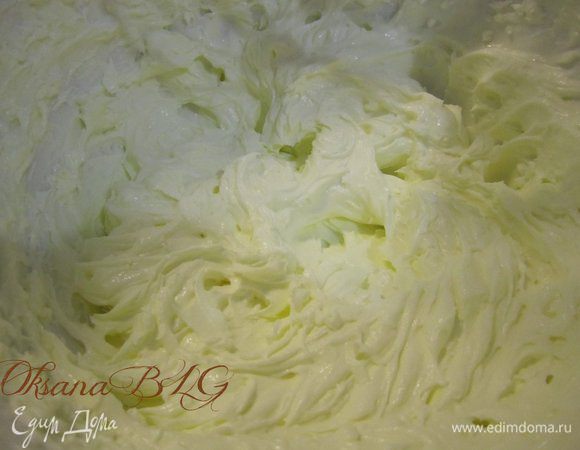 Для сливочно-шоколадного крема. Сливки взбить, по желанию добавить 2-3 ст.л.  сахарной пудры.