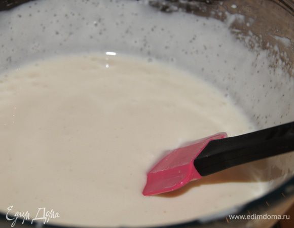 Испечь 8 коржей. Выпекать при 180 градусах минут 5 (смотреть по готовности, коржи очень тонкие и пекутся быстро, не надо их передерживать и пересушивать, как только корж начал румяниться, его можно вынимать). Каждый готовый корж пока он еще горячий ровно обрезать с помощью тарелки нужного Вам диаметра. Обрезки пойдут на украшение нашего торта. Сделать крем: взбить сметану с сахаром и яичным белком. Обильно промазать каждый корж кремом. 