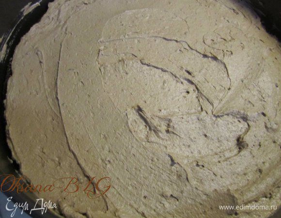 Сборка торта. На дно разъемной формы выложить корж, покрыть 1/2 частью сливочно-шоколадного крема.