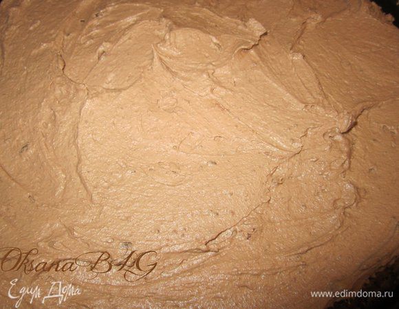 Накрыть коржом, покрыть оставшимся сливочно- шоколадным кремом. Накрыть коржом, поставить на 2 часа в холодильник.