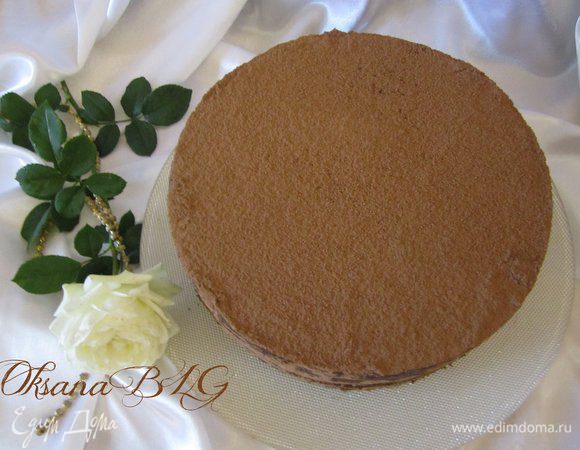 После охлаждения торт перевернуть на блюдо. Посыпать какао.