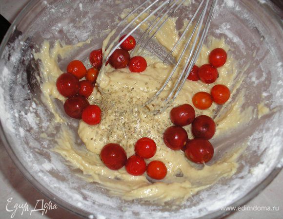 Смешиваем муку, яйца, 4 ст.л. растительного масла, соль,  перец,  щепотку орегано. Добавляем помидорки черри. Если у вас большие черри, то можно разрезать их наполовину, у меня были очень маленькие, я дала их немного больше и целыми.