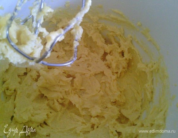 Желтки отделить от белков.
Желтки  взбить с мелко нарезанной марципановой массой.
Добавить сливочное масло комнатной температуры, взбить.
