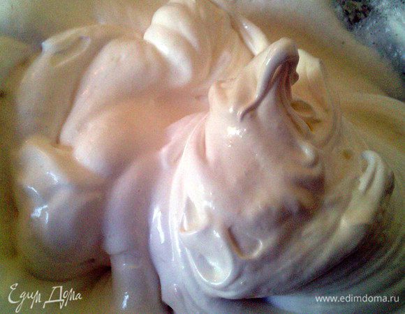 Белки взбить с щепоткой соли и сахаром до пиков.